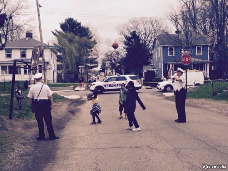 policias jugando con los niños del barrio