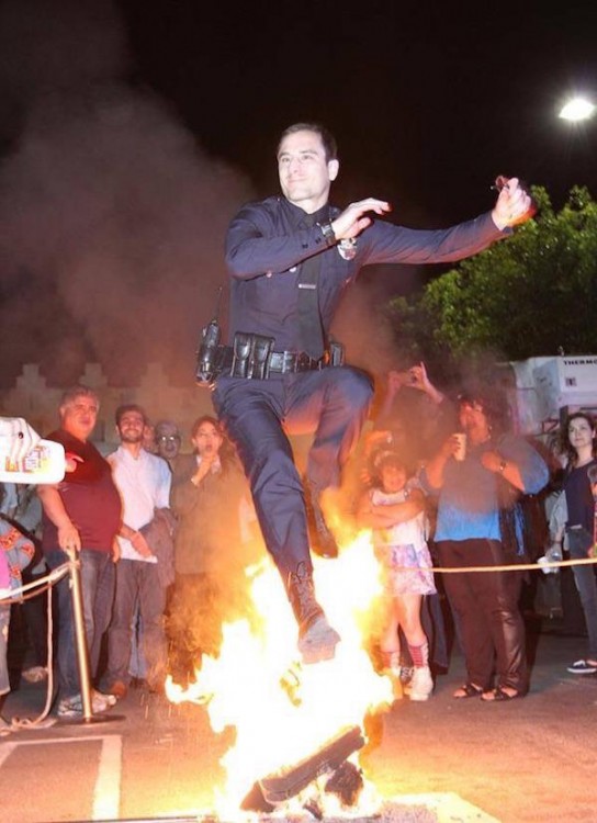 policia intrepido se avientra a través del fuego