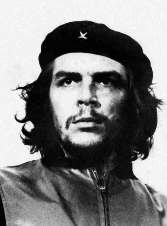  el Che Guevara  fue un político, escritor, periodista y médico argentino-cubano