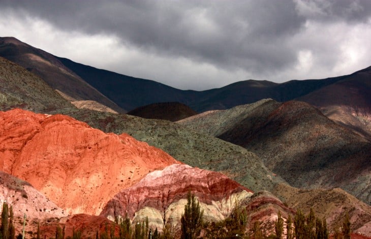 Cerro de los Siete Colores en el pueblo de Purmamarca en la Quebrada de Humahuaca, Argentina 