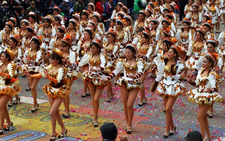 Baile de mujeres en el carnaval de oruro en Bolivia 