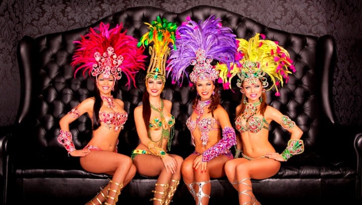 Espectáculos de samba brasileña en el Afro Carnaval, Brasil 