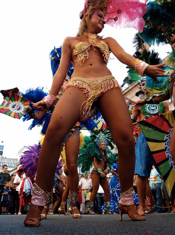 Mujer brasileña bailando samba en la calle durante un festival en Río de Janeiro 