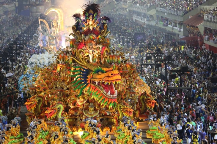 Deslumbrante dragón flotador en el desfile del Sambódromo en Río de Janeiro, Brasil 
