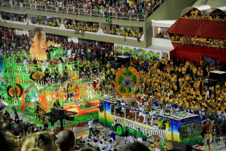Desfile de campeones en el carnaval de Río de Janeiro, Brasil 
