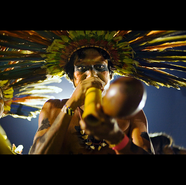 Hombre de Bororo tocando su flauta en el Festival Nacional Indígena 