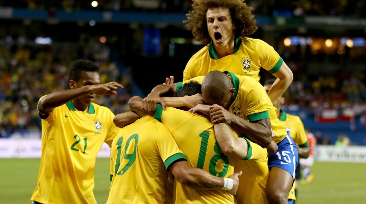 Luis David celebrando con sus compañeros en la selección de Brasil