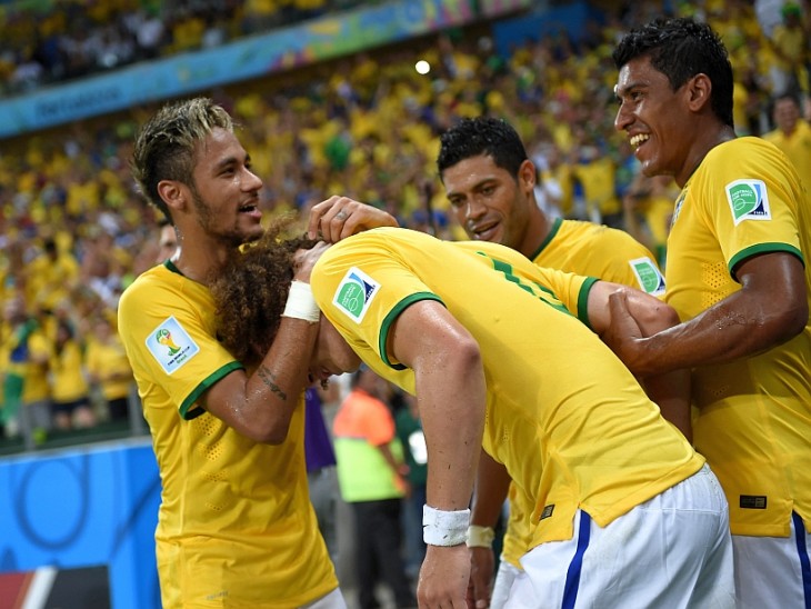 Neymar abrazando a Luis David en la selección de Brasil 