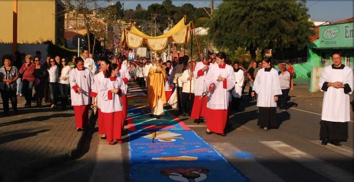 Procesión del Corpus Christi por el centro de las calles de Colombo en Paraná, Brasil