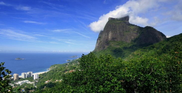 Paya de Sao Conrado y Pedra da Gávea en Rio de Janeiro, Brasil