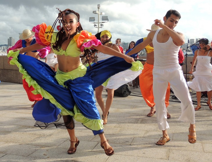 Costarricenses bailando en una de sus calles 