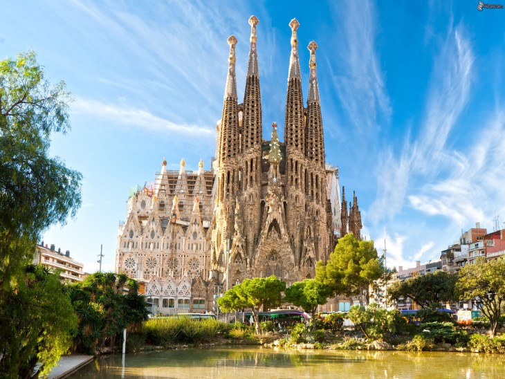 Parte exterior de la basílica de la Sagrada Familia 