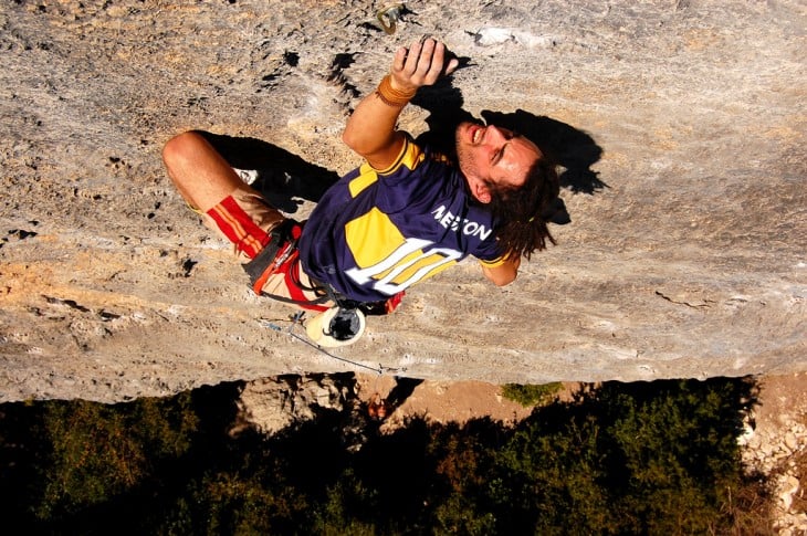 Hombre escalando Rodellar en la Sierra de Guara, Bierge en España 