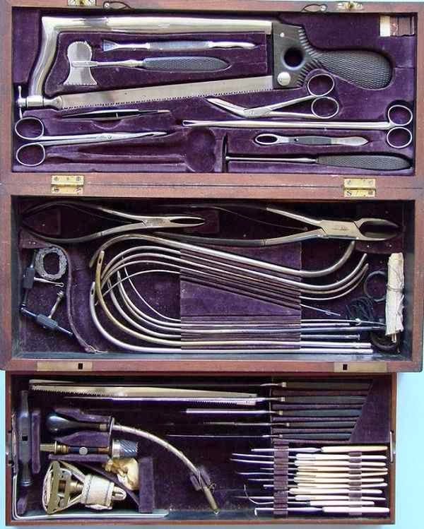 Kit de un cirujano usado durante la guerra civil en Estados Unidos. Read more: http://www.husmeandoporlared.com/2014/02/antiguos-tratamientos-medicos-