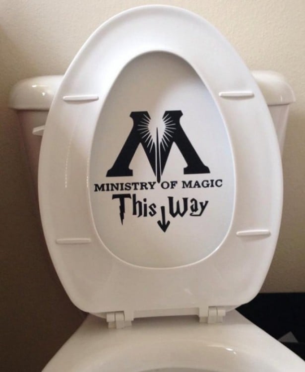Un sticker que diga "El Ministerio de Magia está por aquí"
