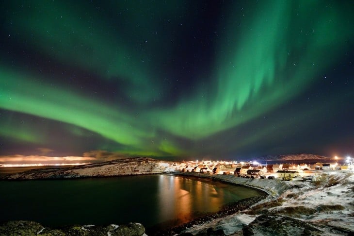 Aurora sobre el pequeño pueblo Bugøynes, Noruega