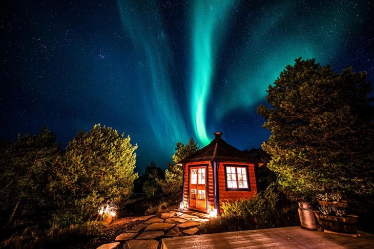 Paisaje bajo la aurora en Noruega 