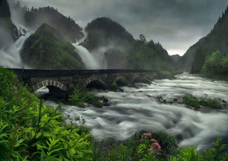 Puente en la cascada Latefossen, Noruega 