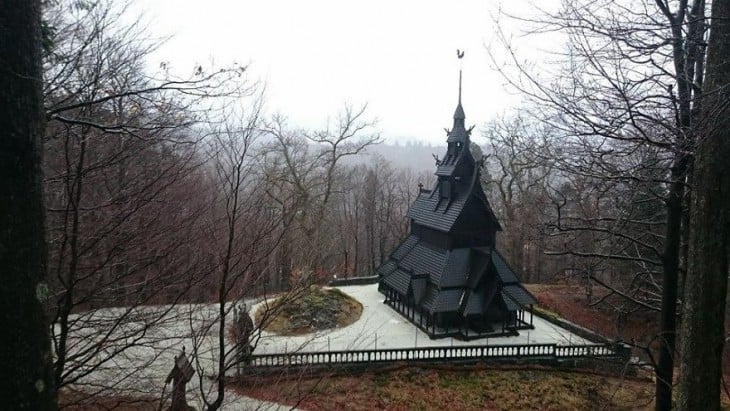 Iglesia del hechizo de Fantoft, cerca de Bergen, Noruega