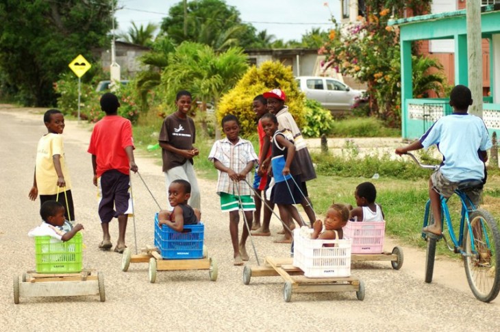 NIÑOS BELICEÑOS JUGANDO CON CAJAS DE MADERA