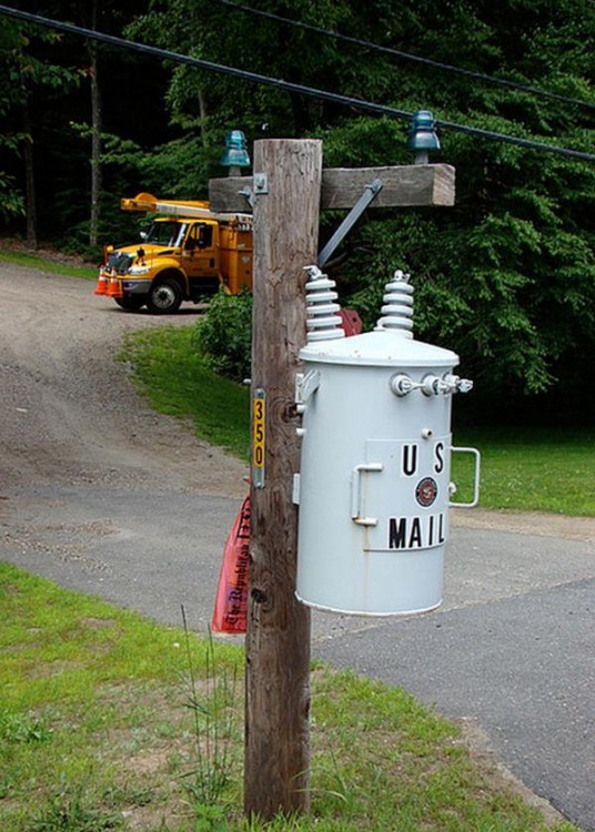 Buzón en forma de poste de electricidad