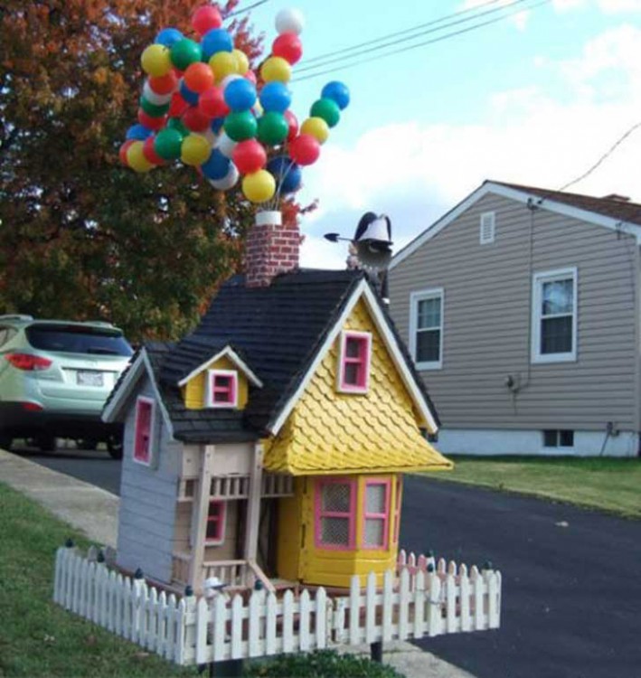 Buzón hecho con forma de la casa de la película Up