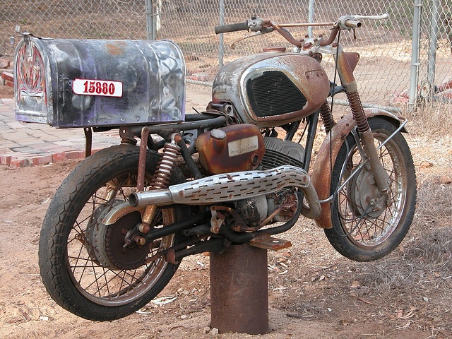 Buzón hecho con una motocicleta