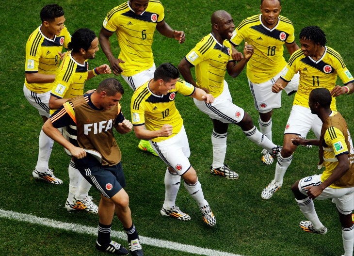 seleccion colombiana festejando triunfo