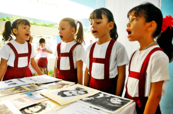 NIÑAS CUBANAS ESTUDIANDO