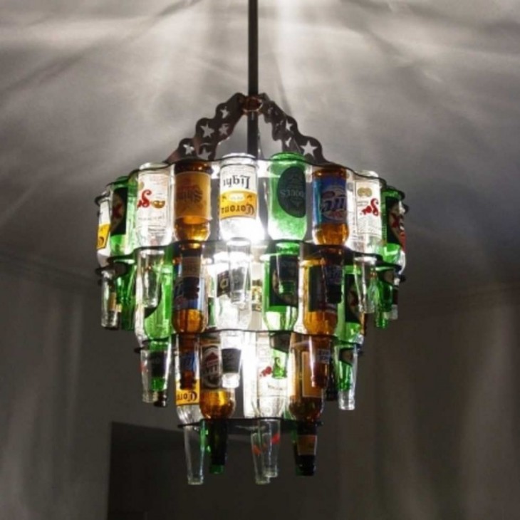 Candelabro hecho con botellas de cerveza 