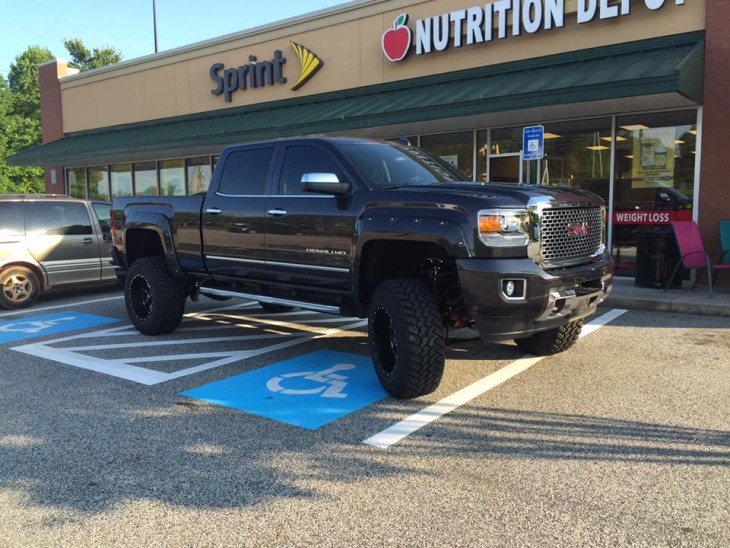 camioneta estacionada en el lugar de discapacitados 