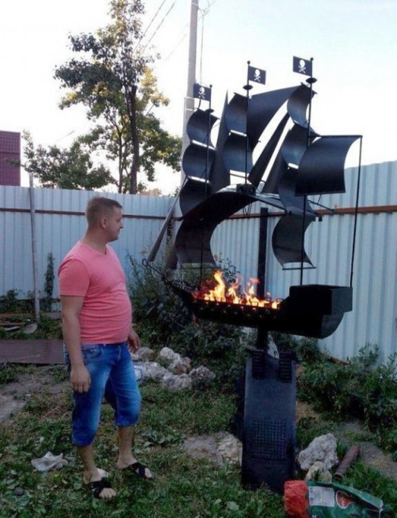 asador de carne con forma de barco pirata 