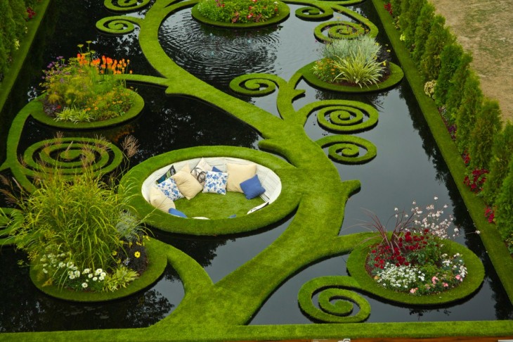 sillón en medio de un lago con muchas plantas 