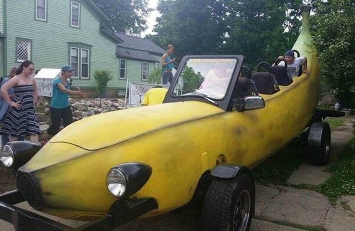 un carro en forma de plátano con una persona al final 