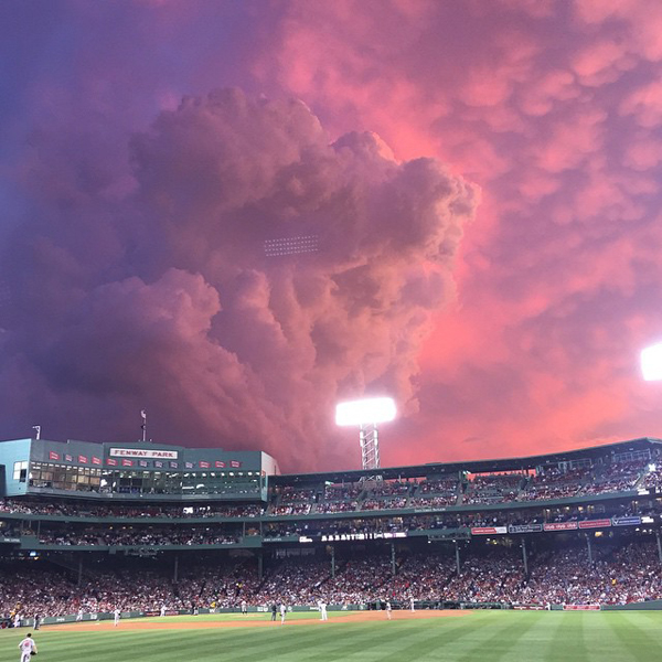 una gran figura de nubes sobre el estadio de un juego de beisbol 