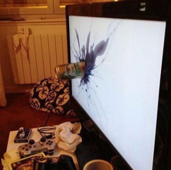 una lata de refresco estrellada en una pantalla de tv 