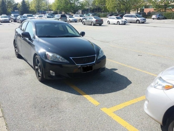 Carro mal estacionado 