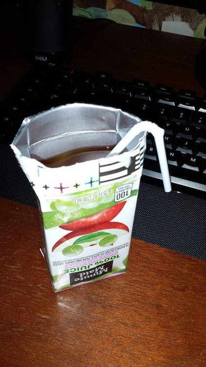 Jugo de manzana en su caja abierto al revés 