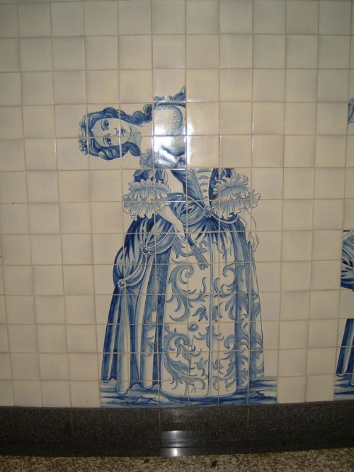Azulejos con el diseño de una mujer con la parte superior ladeada