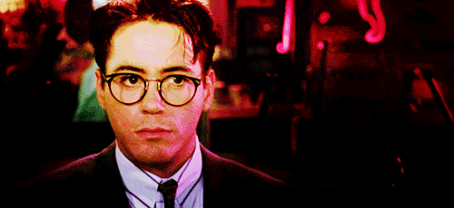 Robert Downey Jr ajustando sus lentes 