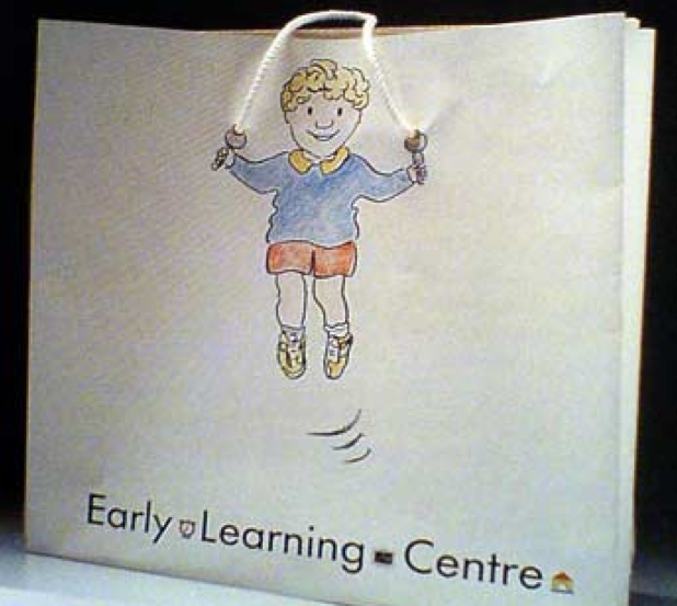bolsa con el diseño de un niño brincando la cuerda 