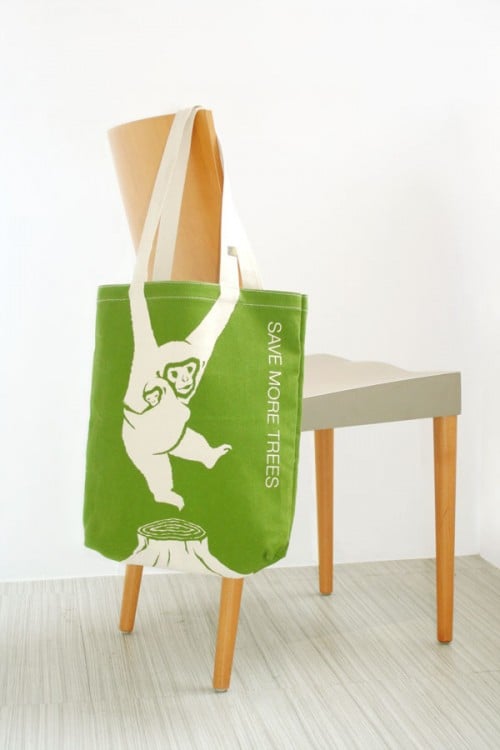 bolsa ecológica con la imagen de un chango con el letrero de salvar mas arboles 