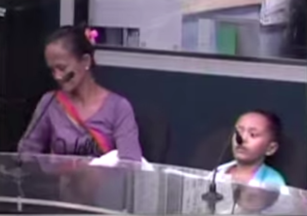 una mujer a lado de su hijo en una entrevista en la radio 