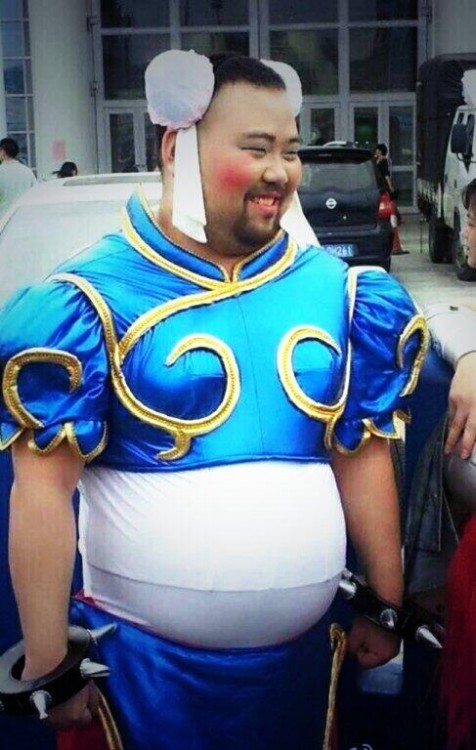 cosplay fallido de un chico como Chun Li