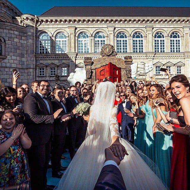 Fotógrafo Murad siguiendo a su esposa Natalia entre los invitados en su boda 
