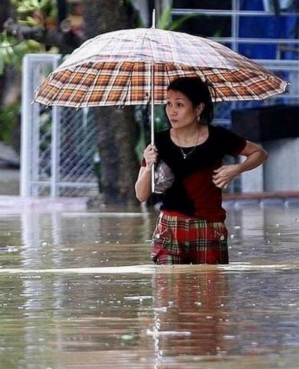 Mujer caminando sobre el agua con un paraguas