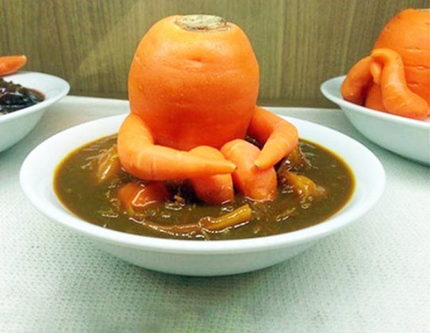 Zanahoria con pies y brazos dentro de un plato 