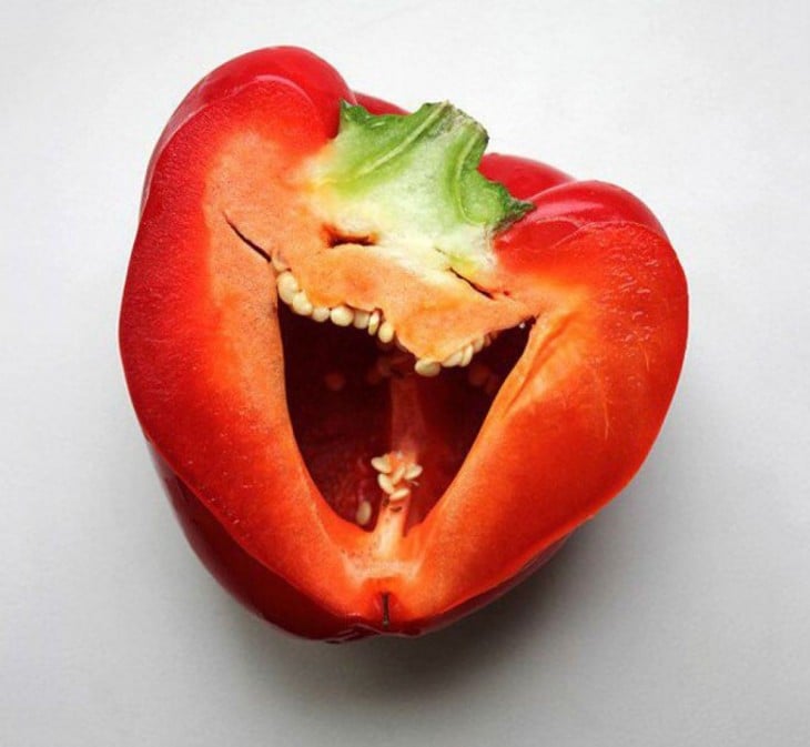 Pimiento con cara de felicidad