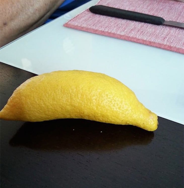 Limón en forma de plátano sobre una mesa 