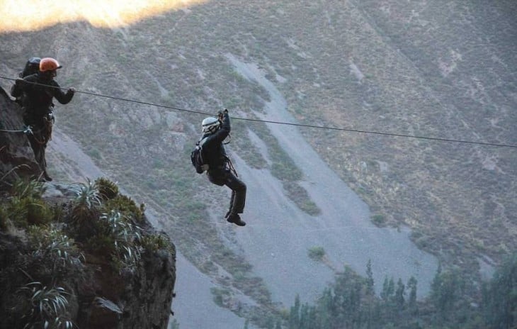 personas aventándose de la tirolesa 